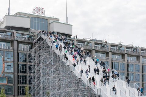 Mодулно скеле Layher Allround за изграждане на стълбище за достъп до покрива на историческа сграда в Нидерландия