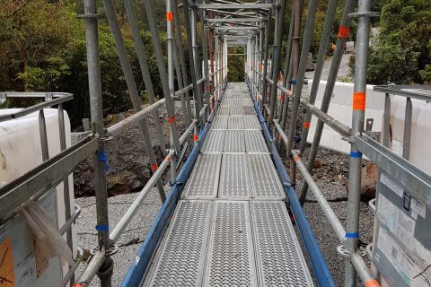 Модулно скеле Layher Allround за изграждане на временен пешеходен мост