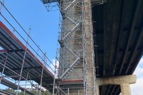 Модулно скеле Layher Allround при поддръжката на мостови съоръжения