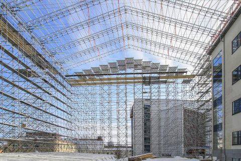 Защитен покрив Layher Keder Roof XL за непрекъснатост на строителните дейности, независимо от атмосферните условия