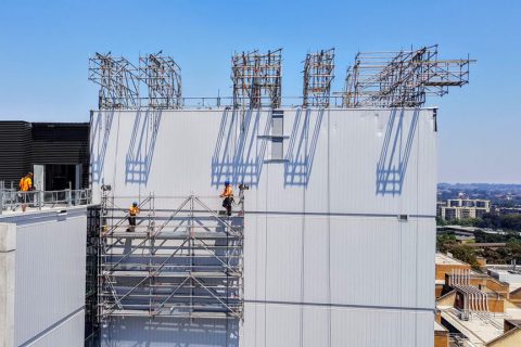 Модулно скеле Layher Allround за изграждане на висяща конструкция скеле при ремонтни дейности на голяма височина