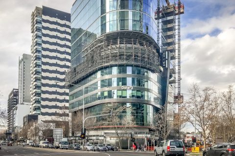 Конзолно изнесено модулно скеле Layher Allround за извършване на довършителни работи по елипсовидна фасада на офис сграда