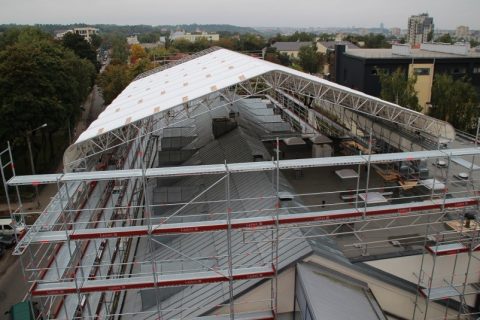 Мобилни покриви Layher за защита от атмосферни влияния