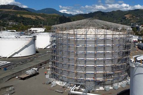 Модулно скеле Layher Allround за изграждане на кръгова конструкция около резервоар за гориво