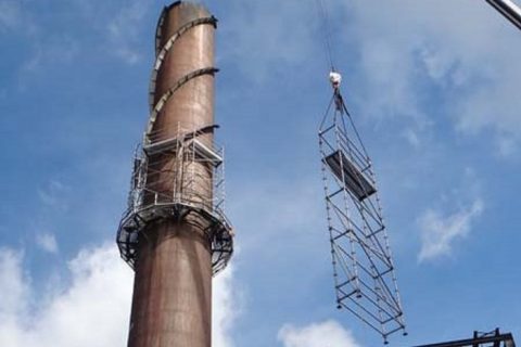 Кръгово скеле Layher Allround за изграждане и позициониране с кран на безопасна платформа за работа на височина