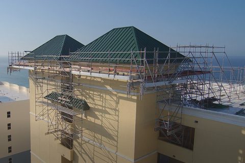 Алуминиеви греди FlexBeam и модулно скеле Allround от Layher за изграждане на висящо скеле за ремонт на покривна конструкция