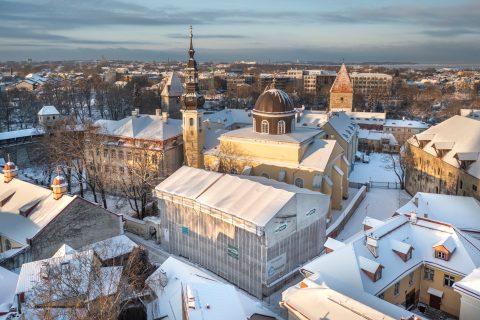 Интегрирано решение от защитно и работно скеле Layher за ремонт на историческа сграда