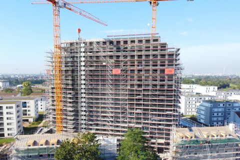 Подпорно скеле Allround TG60 от Layher за строежа на сграда със сложен дизайн и голяма височина