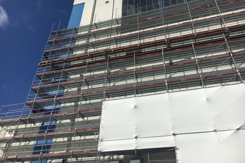 Модулно скеле Layher Allround за ремонт на фасадата на промишлен цех