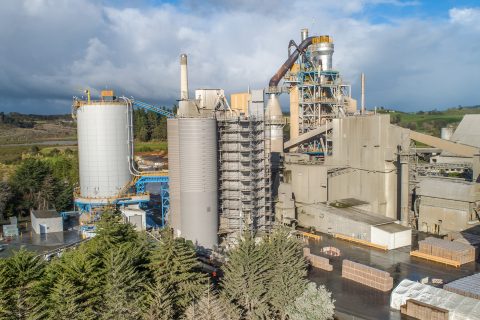 Модулно скеле Layher Allround за дейности по поддръжката на силози в циментов завод