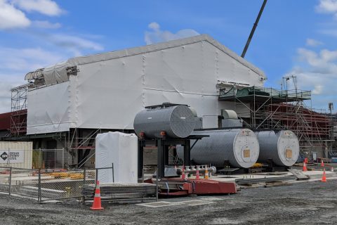 Модулно скеле Layher Allround и мобилен покрив Layher Keder Roof XL за ремонтни дейности в индустриална среда