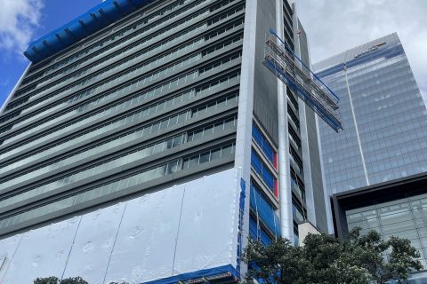 Позициониране с кран на конструкция от модулно скеле Layher Allround за безопасна работа на голяма височина
