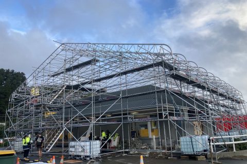 Защитен покрив Layher Keder Roof XL и модулно скеле Layher Allround за ремонт на ресторант за бързо хранене