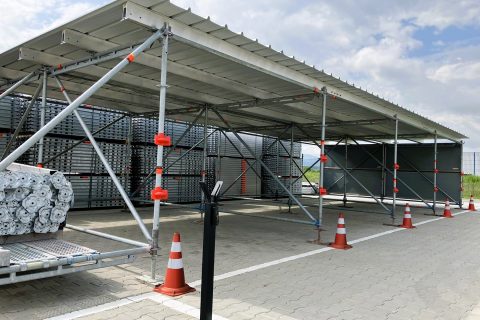 Временна конструкция скеле за осигуряване на защита от градушка, дъжд, сняг и слънце за автомобили