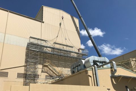 Модулно скеле Layher Allround и фермова греда от системата Allround FW за премостване в индустриална среда