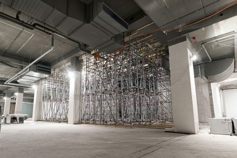 Подпорно скеле TG60 и модулно скеле Allround от Layher за инсталиране на ескалатори при реконструкцията на търговски център