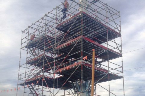 Свободно-стояща конструкция от модулно скеле Layher Allround за инсталиране на специализирано оборудване за високоволтова електропроводна линия