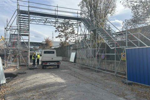 Mодулно скеле Layher Allround за изграждане на временен пешеходен мост в индустриален обект