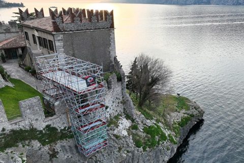 Икономична конструкция от висящо скеле Layher Allround за реставрация на историческа сграда