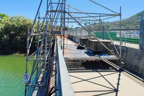 Мобилна висяща конструкция от модулно скеле Layher Allround за ремонт на мостово съоръжение