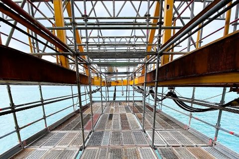 Интегрирано системно решение от скеле Layher за ремонт на корабен товарач