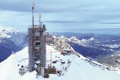 Модулно обемно скеле Layher Allround за реновиране на комуникационна кула в Швейцарските Алпи