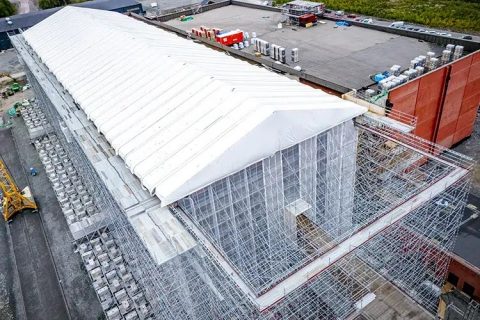 Защита от атмосферни влияния – системи скеле Layher при строежа на модерна административна сграда