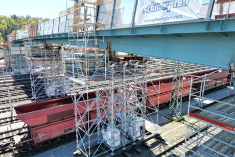 Модулно скеле Layher Allround за реализиране на подпори за тежко натоварване (Heavy Duty) при строеж на мостово съоръжение